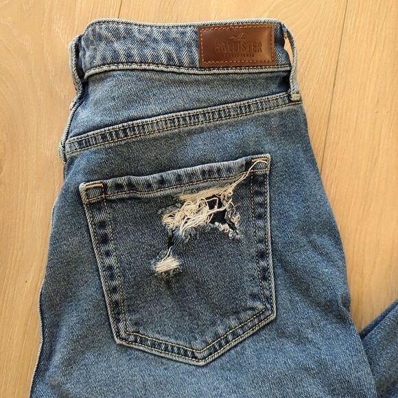 Hollister Curvy High-Rise Mom Jean - Picture 6 of 7